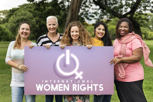 Πέντε γυναίκες χαμογελώντας κρατώντας πανό — Φωτογραφία Αρχείου