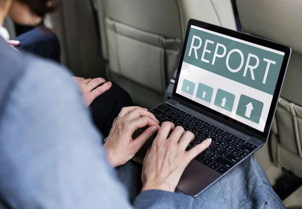 Geschäftsmann benutzt Laptop im Auto — Stockfoto