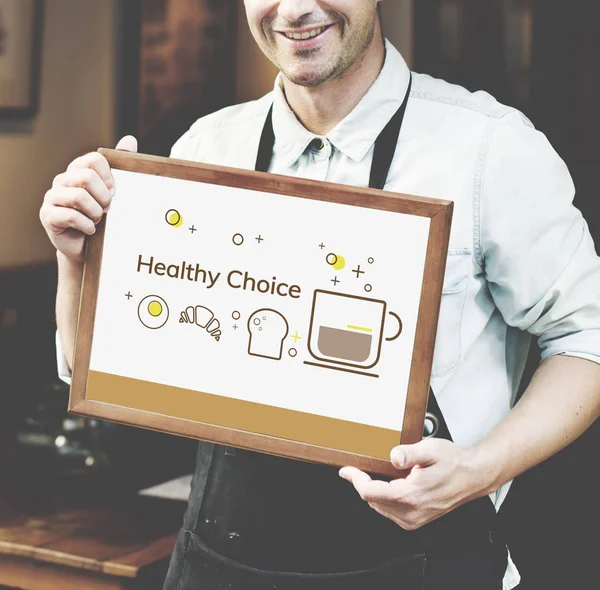 siyah önlük poster tutan adam