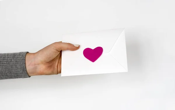 Hand met envelop letter — Stockfoto