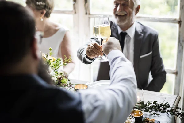 Coppia a tavola nuziale — Foto Stock