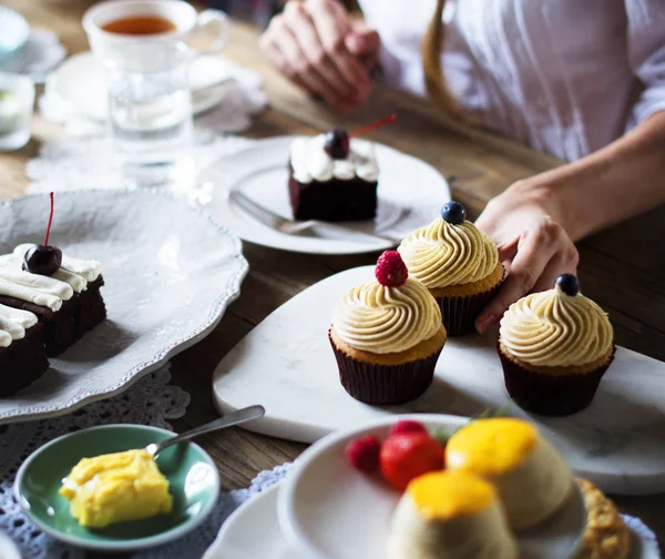 Mulher comer lanche doce — Fotografia de Stock