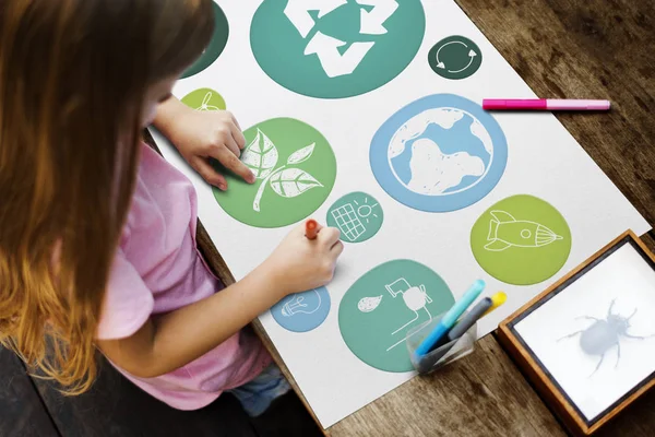 Mädchen zeichnen mit Bleistift — Stockfoto