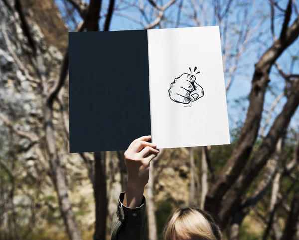 Wanita memegang banner — Stok Foto
