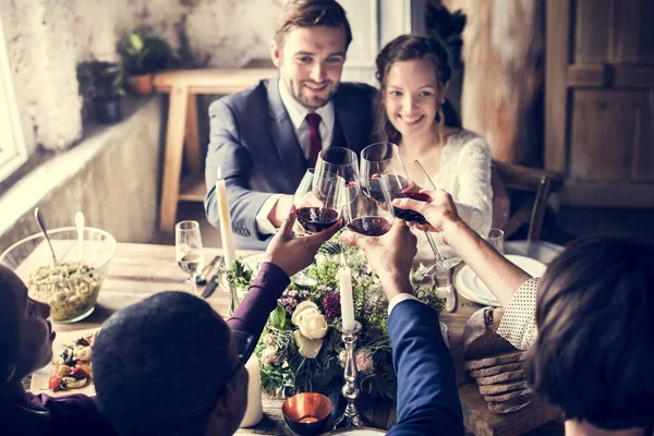 Människor firar bröllop vid bord — Stockfoto