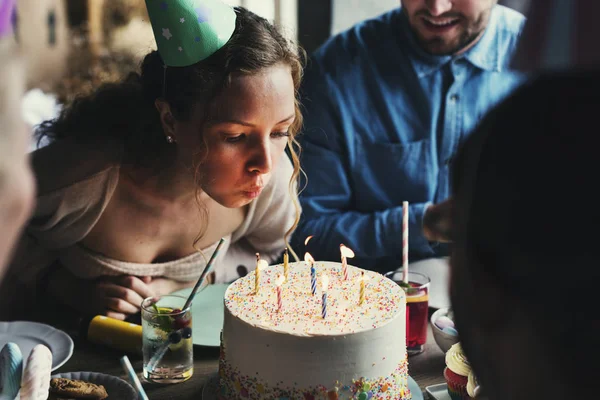 İnsanlar masada doğum günü kutlamak 