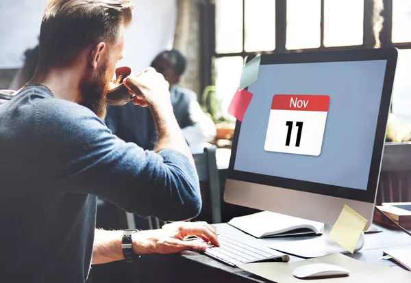 Man drinking coffee at workplace — Stock Photo, Image