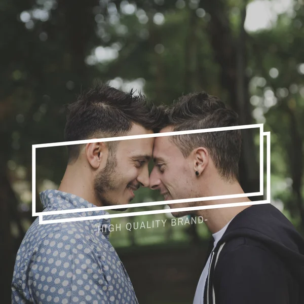 Gay couple toucher avec fronts — Photo