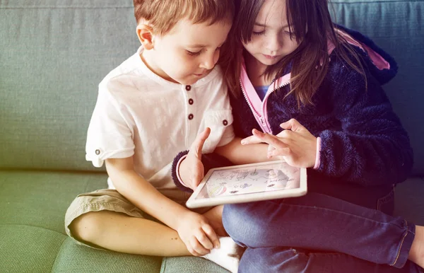 Сестра і брат використовують цифровий планшет — стокове фото