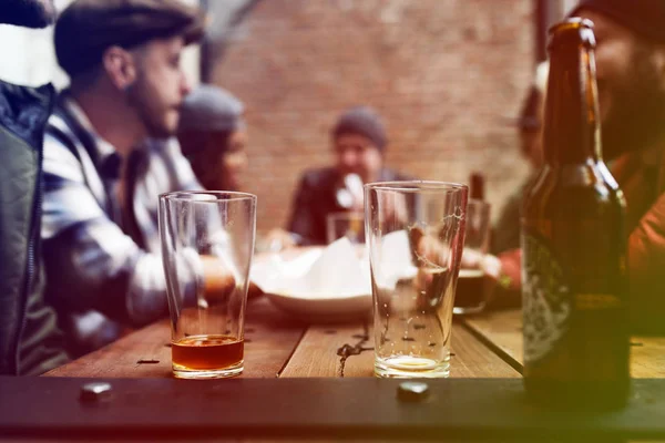 Friends drinking beer together — Stock Photo, Image