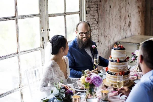 Echtpaar aan bruiloft tafel — Stockfoto