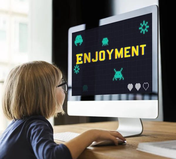 Little girl looking at monitor screen — Stock Photo, Image