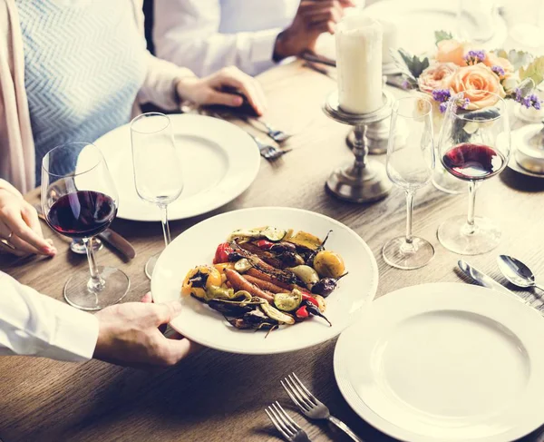 İnsanlar restoranda yemek yiyor.  