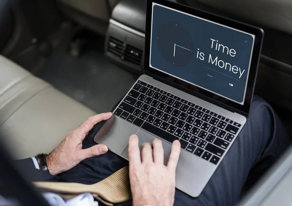 Ondernemer met laptop in de auto — Stockfoto