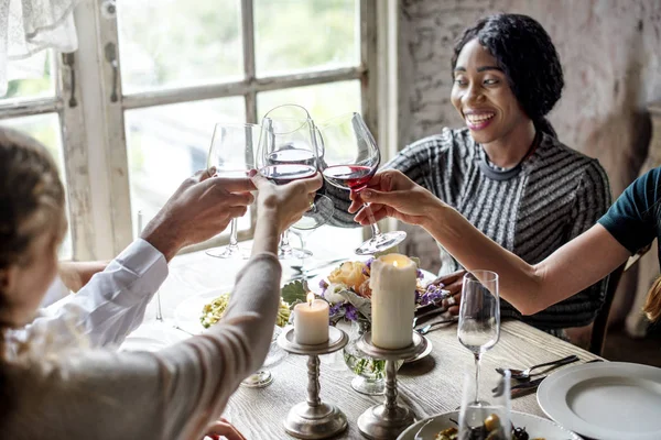 İnsanlar restoranda yemek yiyor.  