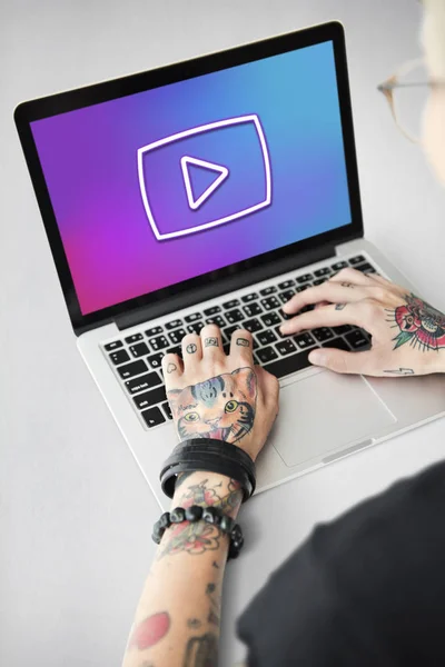 Tatuerade Kvinna händer på laptop — Stockfoto