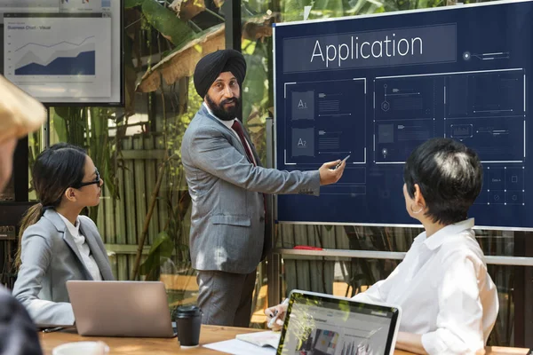 Mensen uit het bedrijfsleven hebben ontmoeting met discussie — Stockfoto