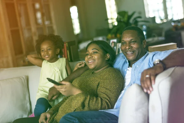 Familia africana viendo Tv — Foto de Stock