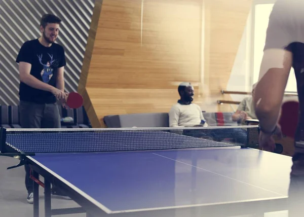 Gente jugando tenis de mesa —  Fotos de Stock