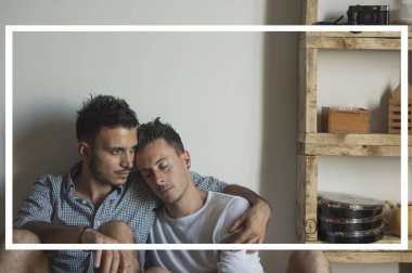 Genç eşcinsel çift kucaklayan