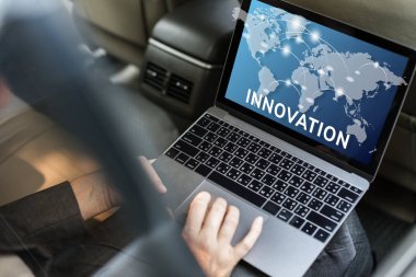 Arabaya dizüstü kullanarak işadamı