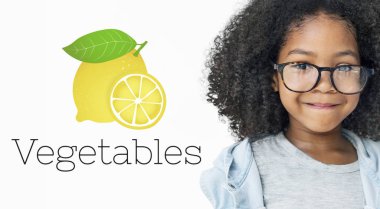 sevimli kız gülümseyerek