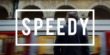 Metroda ayakta işadamı 