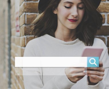 Akıllı telefon kullanan kadın 