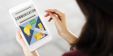 kadın holding tablet