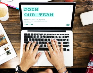 dizüstü bilgisayar kullanan adam resmini kırpılmış