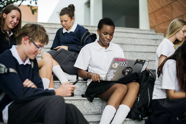 Grupa studentów, siedząc na schodach — Zdjęcie stockowe