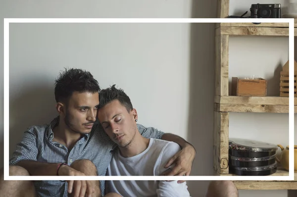 Genç eşcinsel çift kucaklayan