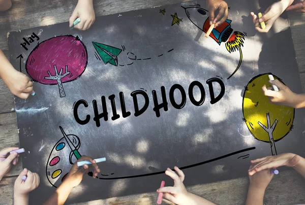Crianças desenhando com giz na placa preta — Fotografia de Stock