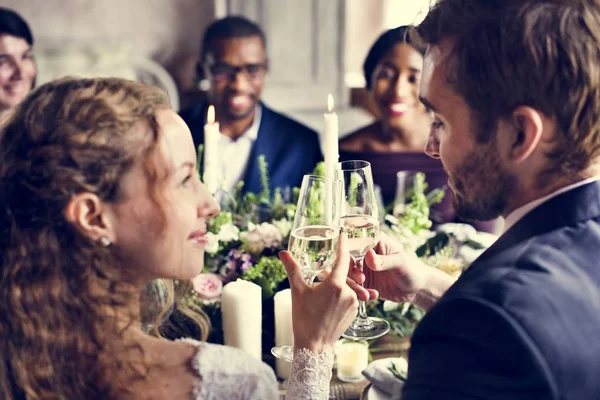 Menschen feiern Hochzeit am Tisch — Stockfoto