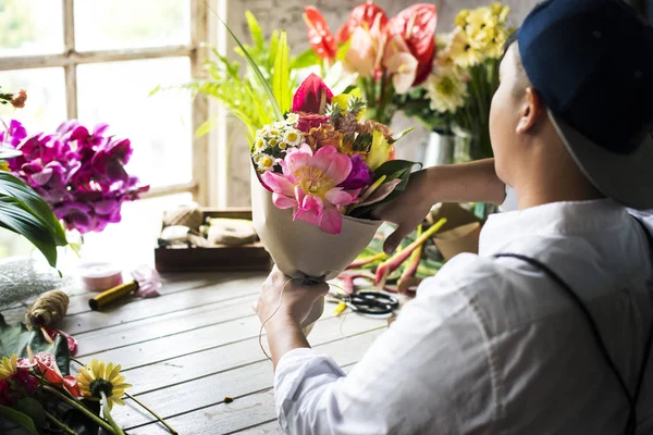 Florista homem criando buquê — Fotografia de Stock