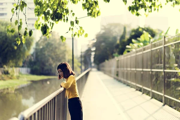 Femme en pull jaune — Photo