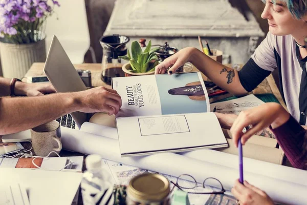 Collega's werken in de werkruimte — Stockfoto