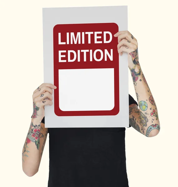 Татуированная женщина с плакатом — стоковое фото