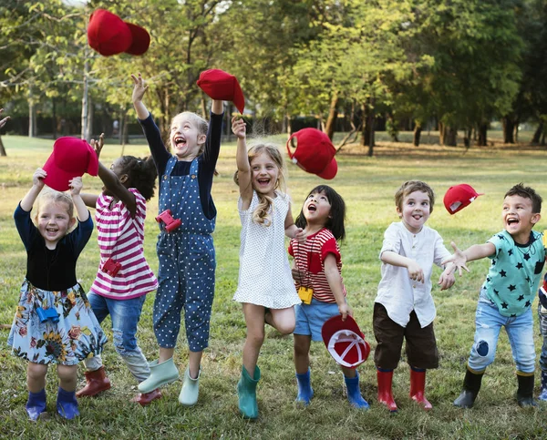 Öğrenciler kırmızı kapaklar Hava atma