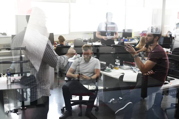 Crerative ofiste çalışan insanlar