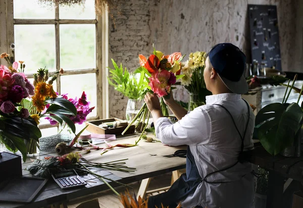 Florista homem criando buquê — Fotografia de Stock