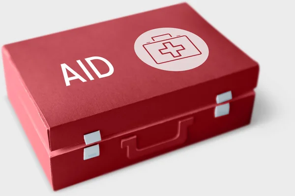 Caja de primeros auxilios sobre fondo blanco — Foto de Stock