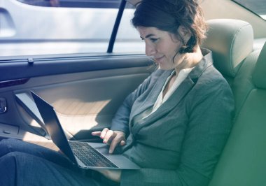 Bilgisayarla çalışan iş kadını