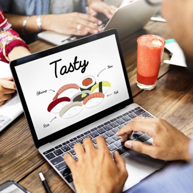 dizüstü bilgisayar kullanan adam resmini kırpılmış