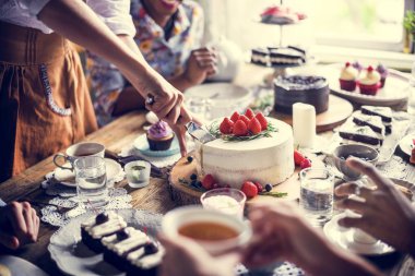 Çay partisi üzerinde toplama arkadaşlar