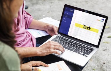 birlikte laptop kullanan öğrenciler