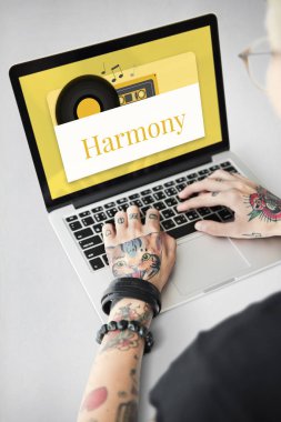 Dövmeli kadın el laptop