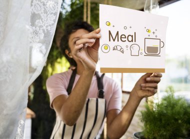 Afrikalı kadın dükkanda çalışan önlük 