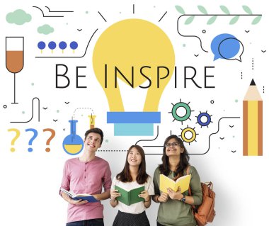 Kitaplar çok kültürlü öğrencilerle gülümseyen