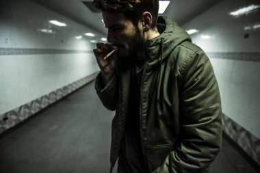 Yalnız evsiz adam Sigara İçilmeyen 